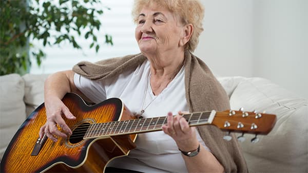 Abuela aprendiendo a tocar la Guitarra. Método Guitarra M2