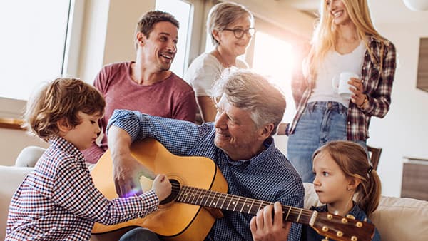 Adulto aprendiendo a tocar la guitarra